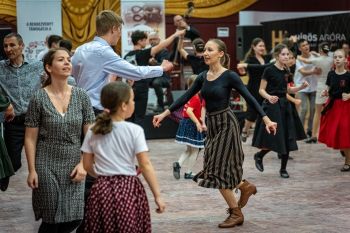 PADKAPOROS TÁNCHÁZ INOKA GYŐZŐ ÉS BARÁTAIVAL